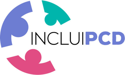 O logotipo da IncluiPcD é composto desenhos que representam três pessoas, mostrando a cabeça e parte do corpo (formando um círculo pela metade), em volta da palavra IncluiPcD - como se estivessem abraçando a palavra. Cada bonequinho tem uma cor, sendo azul, rosa e verde. A palavra inclui está em branco e PCD em azul.